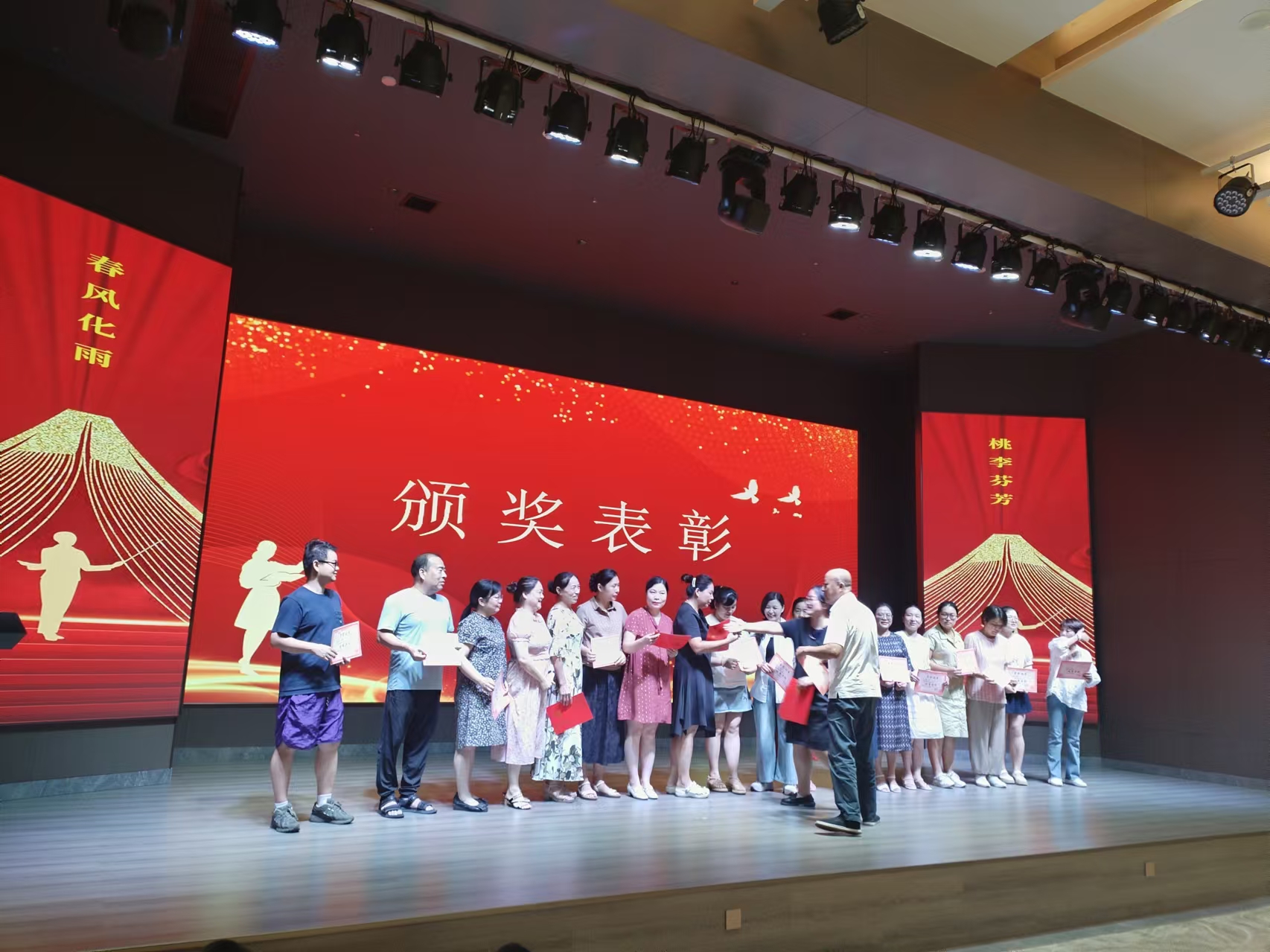 9月10日，曙光學(xué)校教師節(jié)文藝晚會(huì)在湖南精正溢香園酒店舉辦